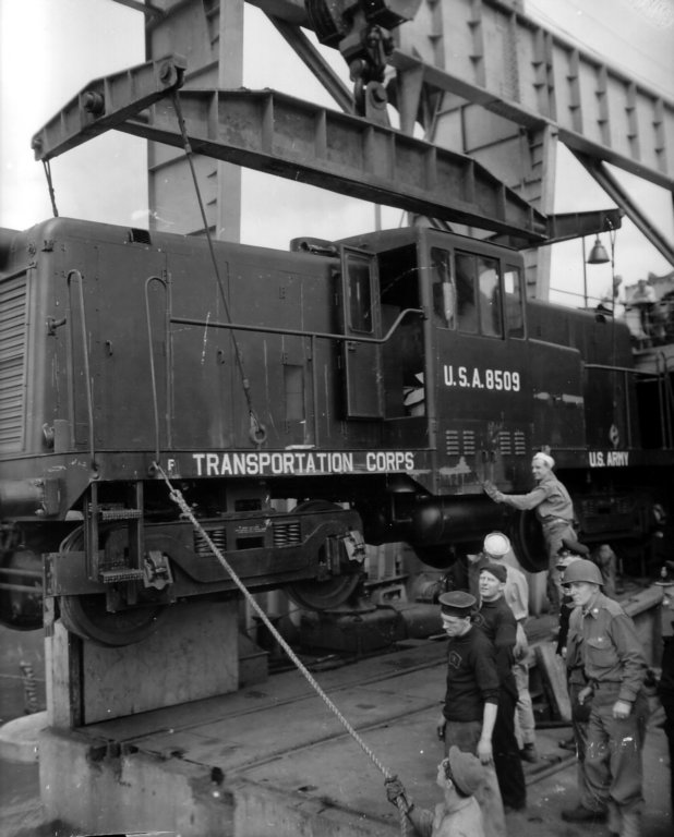 age44tondropcablocomotiveisunloadedfromhmstwickenham.jpg