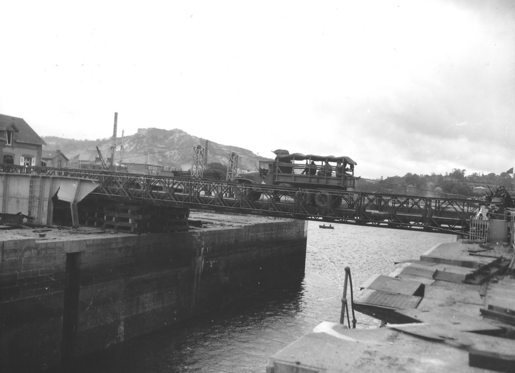 agmc353cckwtruckcrossesabaileybridge.jpg