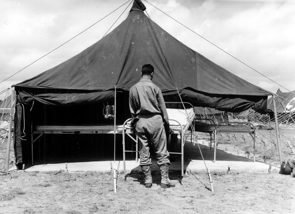 amedicaltechnicianpreparesahospitalwardtent.jpg