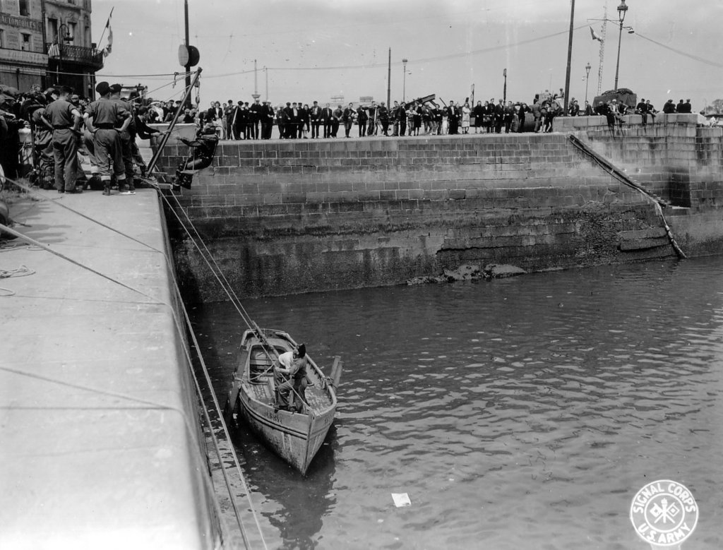 britishroyalnavydiversworktoclearcherbourgcommericalbasin.jpg