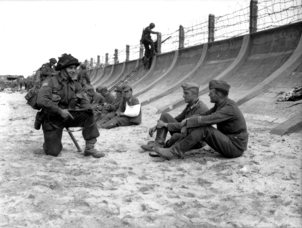 canadiansoldiergaurdsgermanpowsonjunobeach.jpg