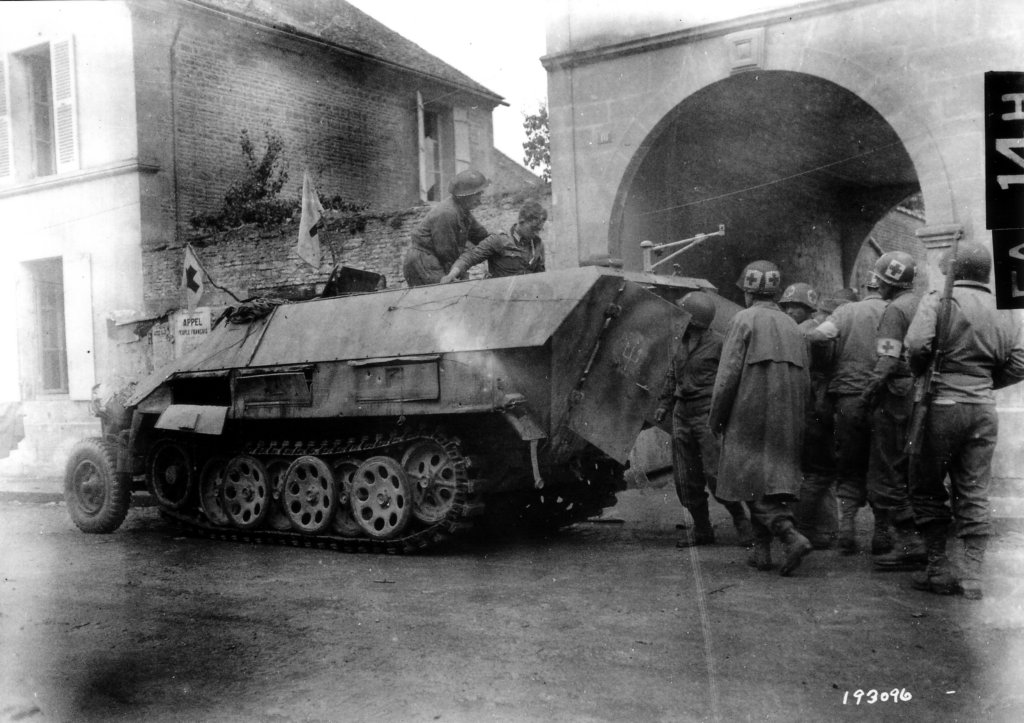 capturedgermansdkfz251beingusedasanambulancebybritishtroops.jpg