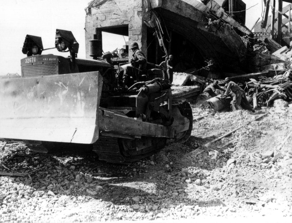 caterpillard7bulldozerclearsrubble.jpg