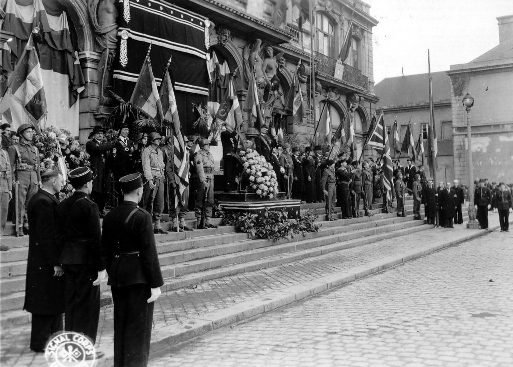 cherbourgcermonytohonourcivilianvictims14thofjuly1944.jpg