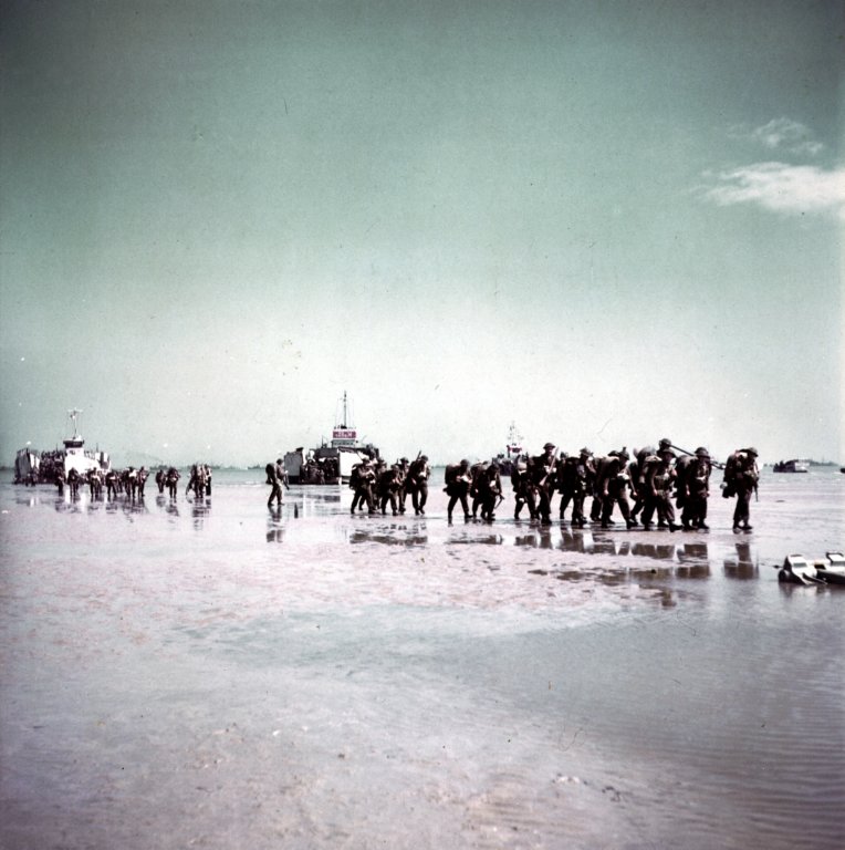 colourphotographofcanadiantroopscomingashorejunobeach4.jpg