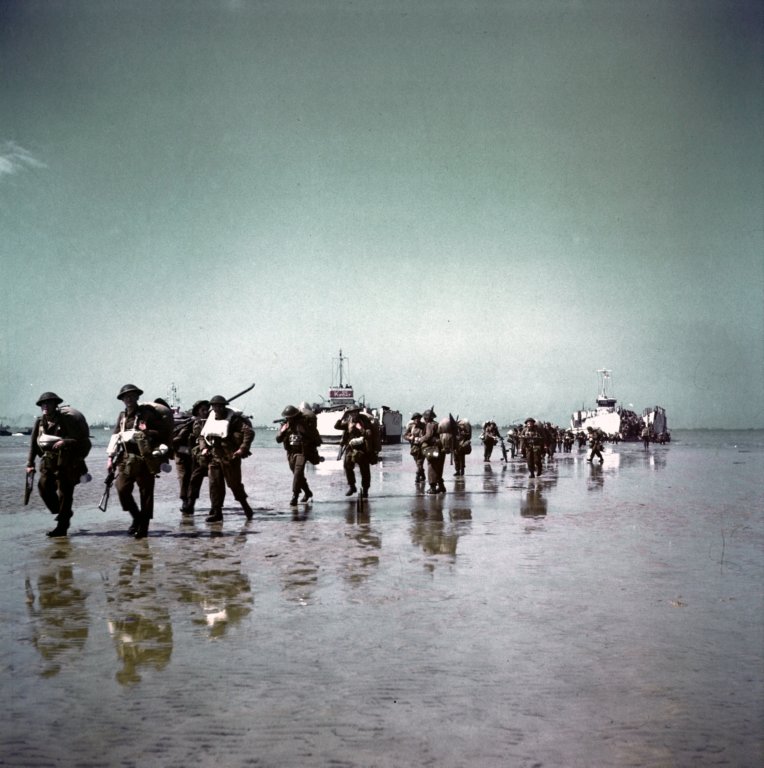 colourphotographofcanadiantroopscomingashorejunobeach5.jpg