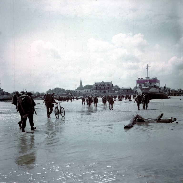 colourphotographofcanadiantroopscomingashorejunobeach6.jpg