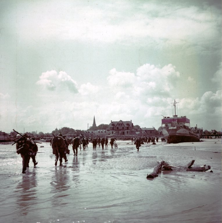 colourphotographofcanadiantroopscomingashorejunobeach7.jpg