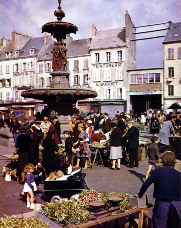 colourphotoofopenairmarketplaceduchteaucherbourg.jpg