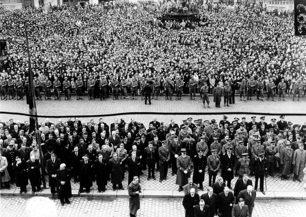 crowdwatchingtheceremonytohonourtheciviliandead14thofjuly1944.jpg