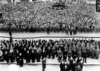 crowdwatchingtheceremonytohonourtheciviliandead14thofjuly1944_small.jpg