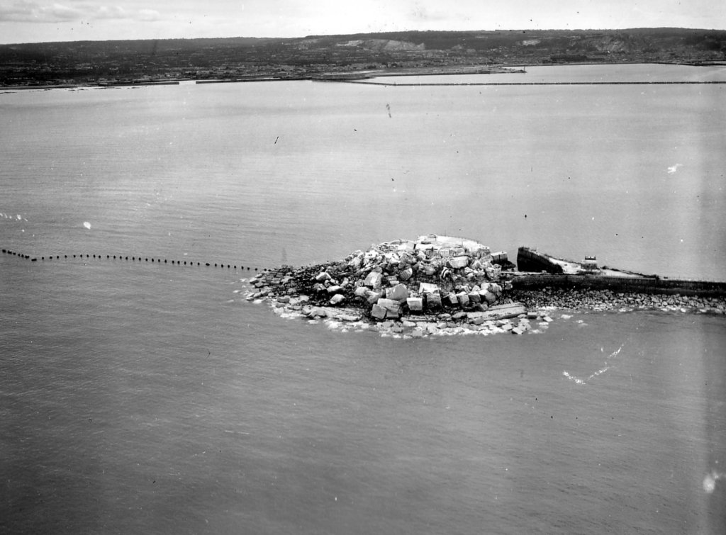 destroyedfortcherbourgouterharbour.jpg