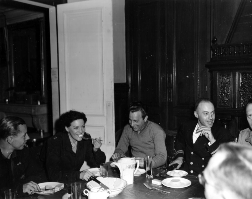 dinnerattheuspressclubjulythe25th1944.jpg