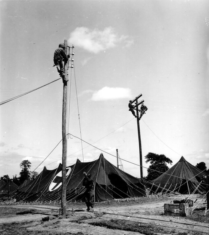 engineersworkontelegraphpoles.jpg