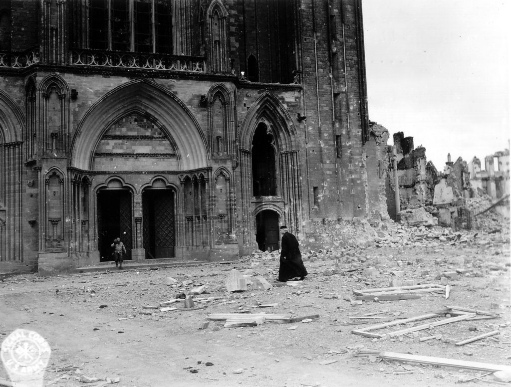 frenchcaptainintheusarmypicturedleavingthedamagedcathedralofsaintmalo.jpg