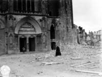 frenchcaptainintheusarmypicturedleavingthedamagedcathedralofsaintmalo_small.jpg