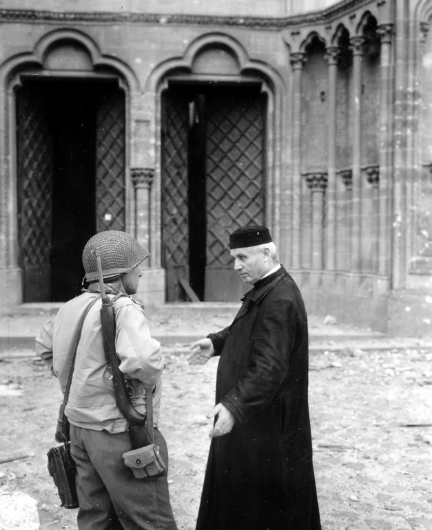 frenchsoldieroftheusarmyinconversationwithcanonlepoilsaintmalocathedral.jpg