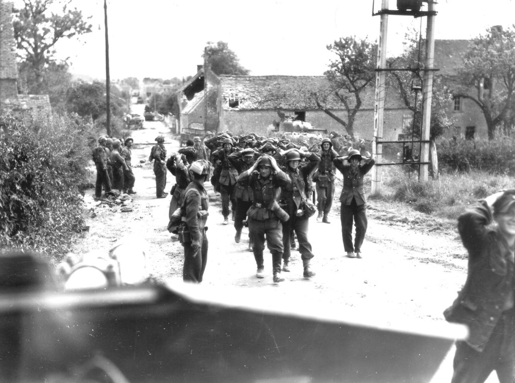 germansofthe2ndpanzerdivisionwalkintocaptivity22ndofaugust1944.jpg