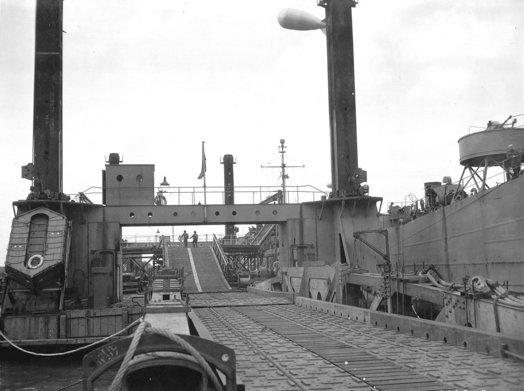 lst543alongsidethemulberryharbouromahabeach.jpg