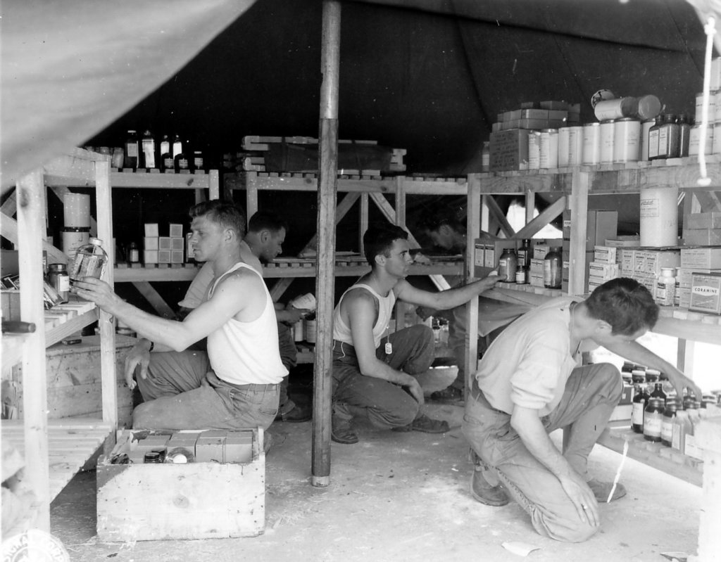 medicaltechniciansinstoreroomitaly1943.jpg