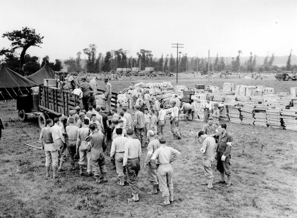 solidersunloadchevroletg7113tractorpulling35ttrailerus5thgeneralhospitalcarentan.jpg