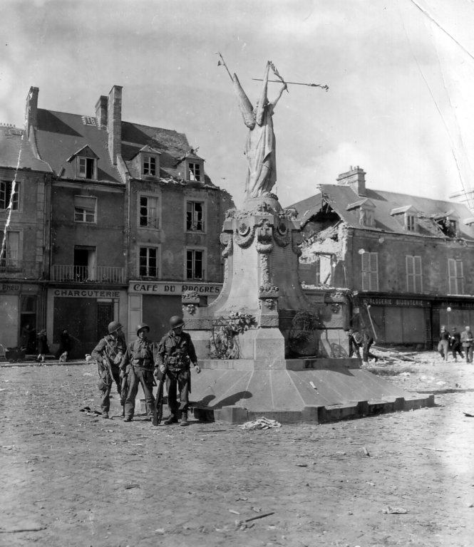 troopsof101stairborneplacedelarpubliquecarentan.jpg