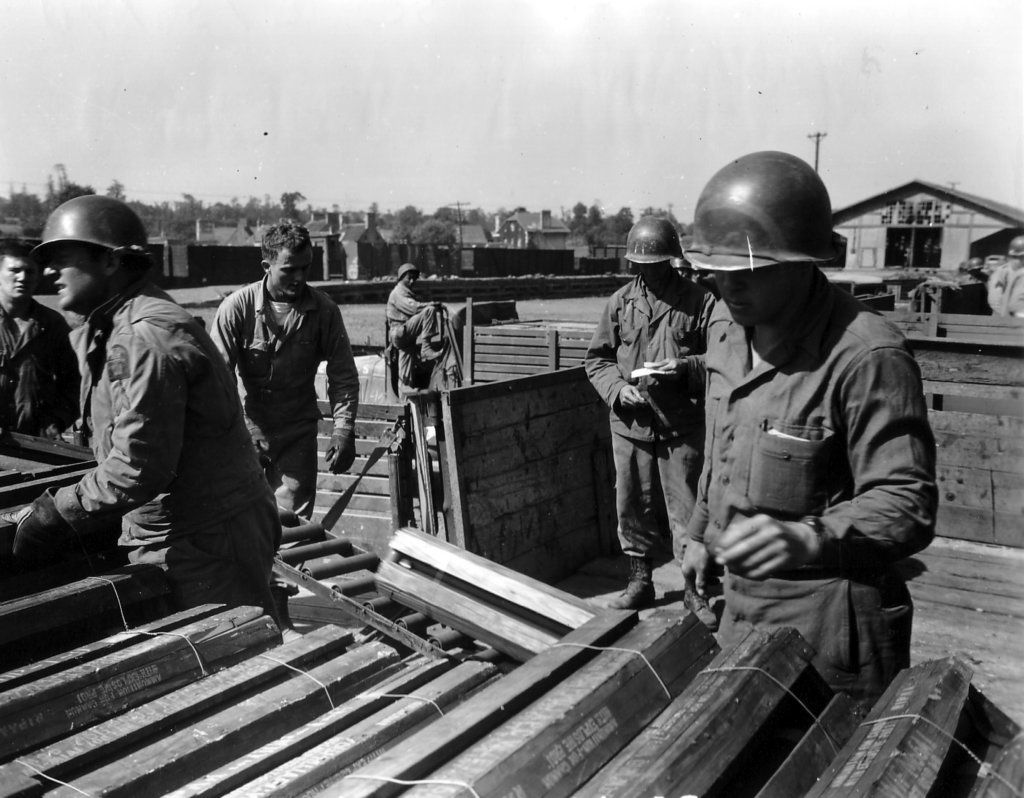 troopsof1stesbunloadingammunitionatlisontrainstation.jpg