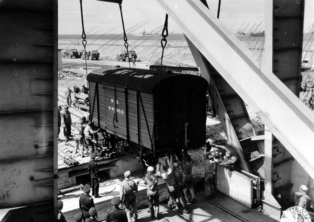 unloadingofhmstwickenhamferry.jpg