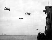 usafc47skytrainaircraftflyovertheinvasionfleetoffutahbeach_small.jpg