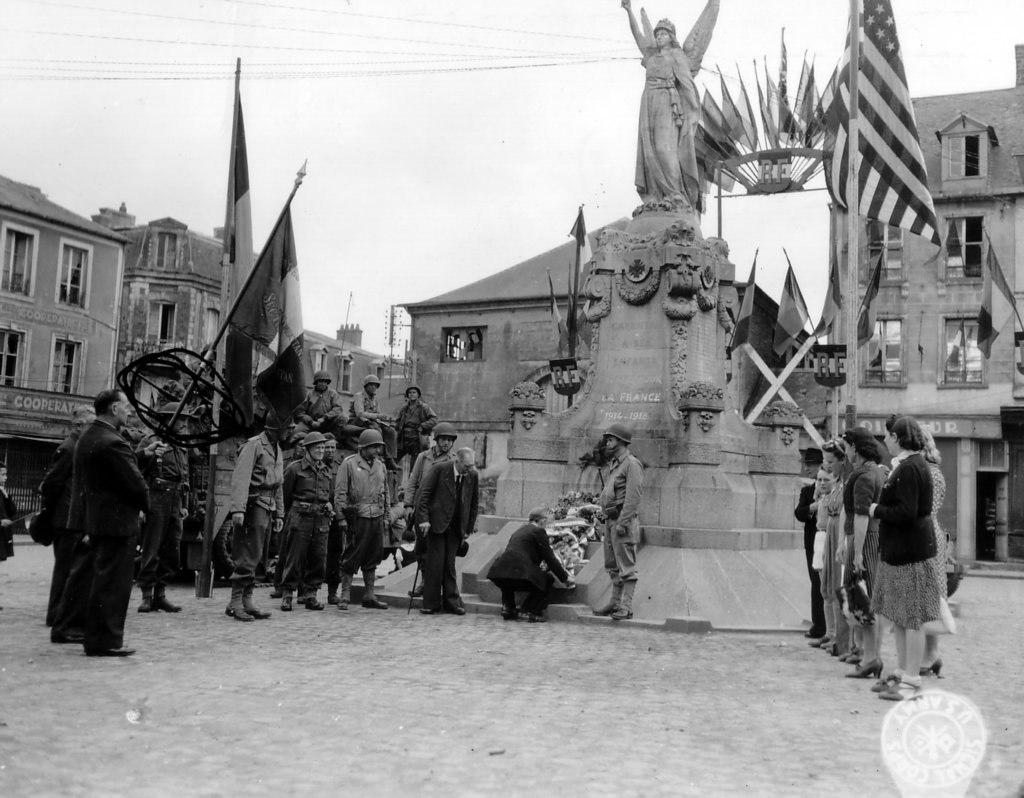 wreathlayingceremonyplacedelarpubliquecarentan.jpg